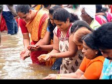 పుష్కరాల్లో ధరల మంట: వాటర్ ప్యాకెట్ రూ.5, కొబ్బరికాయ రూ.30 (ఫోటోలు)