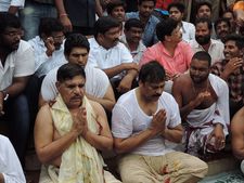 పిండాలను గోదావరిలో కలపకుండా మెట్లపై వదిలేసిన చిరంజీవి: చెత్త కుండీలో వేయించిన ఫ్యాన్స్