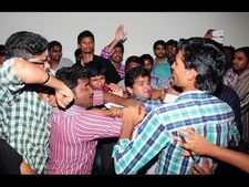 రిషికేశ్వరి మృతి, విద్యార్థుల పరస్పర దాడి: ఒక్కరు చనిపోతే ఇంతనా? ఆ వ్యక్తులు..