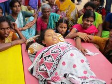  చిన్నారికి గోడ కుర్చీ: రక్తం గడ్డ కట్టి మృతి, తల్లి శోకం (పిక్చర్స్)