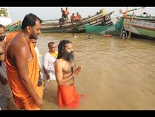 తెలుగులో రాందేవ్ బాబా, బాబుకి ప్రశంస: ఎన్నికల గురించి ఆలోచించడని..