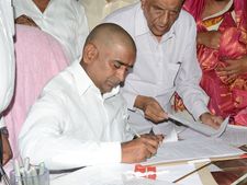 హరీష్‌కు పోటీ దేశంలోనే లేరు!: ఆకాశానికెత్తిన జగదీశ్వర్, తెలంగాణలో సెలవు