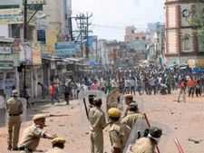 జూట్‌మిల్లు లాకౌట్‌: సీఈఓను నిర్భందించిన కార్మికులు, ఆందోళన