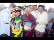  హీరో అనిపించుకోవాలని బలి తీసుకున్నాడు: చంద్రబాబుపై జగన్ (పిక్చర్స్)