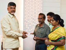 రిషికేశ్వరి తల్లిదండ్రులకు 10 లక్షల చెక్కు అందజేసిన చంద్రబాబు (ట్వీట్)