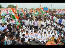 ఉత్తమ్ అరెస్ట్: ప్రాజెక్టులను వివాదాస్పదం చేస్తున్నారు(ఫోటోలు)