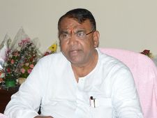 నేలపై కూర్చొని మంత్రికి కోపం తెప్పించారు! మక్తల్లో 'గ్రామజ్యోతి' షాక్