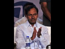 భేష్, ఈ పద్ధతొక్కటే మారాలి: గంగదేవిపల్లి ప్రజలకి కెసిఆర్, నవ్వించారు