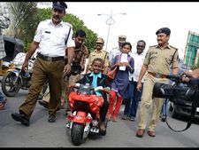 సాగిపో..  నవ్వుతూ: క్యాన్సర్ వ్యాధి బాలుడి కోరికను తీర్చిన పోలీసులు