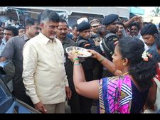 ఆశించిన మెజారిటీ రావడం లేదు?: కుప్పం నేతలతో చంద్రబాబు రివ్యూ (ఫోటోలు)