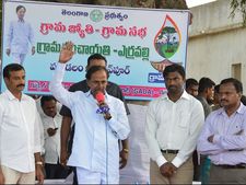 సహపంక్తి భోజనం: పారపట్టి, తట్ట మోసిన కెసిఆర్ (పిక్చర్స్)