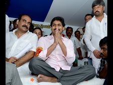 భూసేకరణపై పోరు, 26న జగన్ ధర్నా: సెక్షన్ 8 అంటారని పార్థసారధి ఎద్దేవా