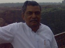 ఘోర రైలు ప్రమాదం: ఎమ్మెల్యేతోపాటు ఆరుగురు మృతి, హెల్ప్‌లైన్ నెంబర్లు