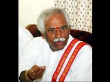 కెసిఆర్, చంద్రబాబు కలిసి మాట్లాడుకోవాలి: దత్తాత్రేయ సూచన