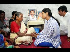 అండగా ఉంటాం: పరామర్శ యాత్రలో షర్మిల(పిక్చర్స్)