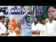  'జగన్‌కు, బాబుకు తేడా అదే', పవన్ కళ్యాణ్‌పై రోజా ప్రశ్నల వర్షం (పిక్చర్స్)