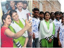వరంగల్లో చాక్లెట్లు పంచిన జగన్ సోదరి షర్మిల, యువతి సెల్ఫీ(పిక్చర్స్)