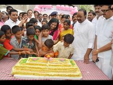 స్త్రీలు వద్దంటే.. సరే, ఆ పత్రిక పద్ధతి మార్చుకోవాలి: నాయిని(పిక్చర్స్) 