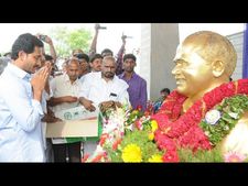 ఇడుపులపాయలో వైఎస్‌కు జగన్ ఫ్యామిలీ నివాళి (పిక్చర్స్): ఉల్లి పంపిణీ