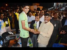 తెలంగాణకు తొలి పతకం: సంతోషంగా ఉందన్న చంద్రబాబు (ఫోటోలు)