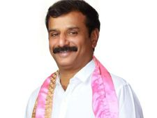 జహీరాబాద్ ఎంపీ వాహనానికి స్వల్ప ప్రమాదం, గేదెను ఢీకొట్టిన కారు