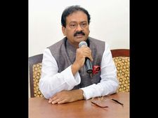 సత్యం 'రాజు'దంటూ తలసాని సోదరుడి దౌర్జన్యం: షబ్బీర్, హరీష్‌పై 'ఆశా' ఫైర్