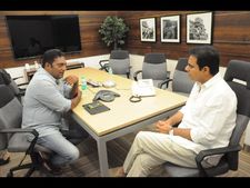 శ్రీమంతుడైన ప్రకాష్ రాజ్: నిన్న దత్తత, నేడు పర్యటిస్తున్నారు (ఫోటోలు)