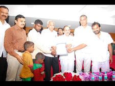  భార్యను పోగొట్టుకున్న ‘షఫీ’కి సెక్యూరిటీ గార్డు ఉద్యోగం(పిక్చర్స్)