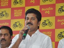టిఆర్ఎస్ దాడిలో నేతకు గాయాలు: రేవంత్ కోసం కలవరింత, చలించిన యువనేత 