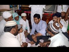  భూములేమైనా.. నీ అత్త సొత్తా?: బాబుపై జగన్, పోర్టు రైతులకు పరామర్శ(పిక్చర్స్)