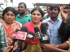 ఎస్ఐ మృతిపై సిబి సిఐడి విచారణకు ఆదేశం: వారే చంపారని బంధువుల ఫిర్యాదు(పిక్చర్స్)