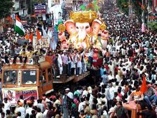 వినాయక వేడుకల్లో దారుణం: యాసిడ్ కలిపిన రంగులు చల్లారు