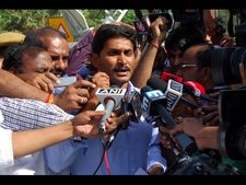  గుంటూరులో భారీ ఏర్పాట్లు: జగన్ దీక్షాస్థలికి భూమి పూజ