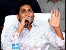 జగన్ దీక్షకు అనుమతి నిరాకరణ: చంద్రబాబుపై దుమ్మెత్తిపోసిన వైసిపి