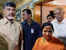 మాకంటే ముందే.. చంద్రబాబు చరిత్ర సృష్టించారు: ఉమాభారతి, మక్కా ప్రమాదంపై బాబు