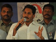 చంద్రబాబుకు తలబిరుసు, 7న గుంటూరులోనే జగన్ దీక్ష: బొత్స