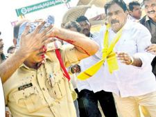 ఘర్షణ, రాళ్ల దాడి: గాయపడిన ఎస్సై, ఎర్రబెల్లిపై హత్యాయత్నం కేసు