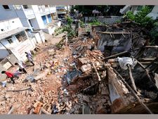 గుంటూరు: భవనం కూలి ఇద్దరు మృతి, వంగవీటి రంగా విగ్రహం ధ్వంసం