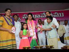 ఆత్మహత్యలతో ఆందోళన: ఎంపి కవిత, ‘రైతు దత్తత’కు భారీగా విరాళాలు