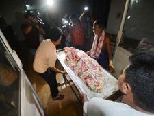 భోగాపురం బీచ్‌లో అదితి మృతదేహం: గుర్తించి కుప్పకూలిన తండ్రి