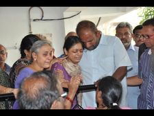 అదితికి కడపటి వీడ్కోలు: కన్నీరు మున్నీరైన తల్లిదండ్రులు (పిక్చర్స్) 