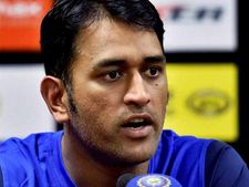 వ్యక్తిగతంగా హాజరుకండి: ధోనికి అనంతపురం కోర్టు సమన్లు