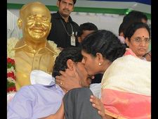 ఎవడబ్బ సొమ్మని అమరావతికి 400 కోట్లు: జగన్ చెవిలో విజయమ్మ (పిక్చర్స్)
