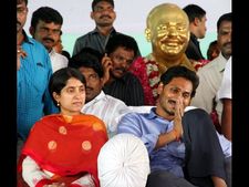 (ఫోటోలు): జగన్‌కు భార్య పరామర్శ, సింగపూర్ ఈశ్వరన్ భాగస్వామి: బొత్స బాంబు 