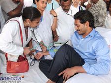 జగన్‌కు వైద్య పరీక్షలు: కుప్పకూలే ప్రమాదం, దీక్ష విరమణకు నో