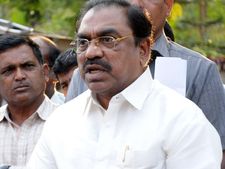 బాబు కెసిఆర్‌ని పిలవడంలోని ఆంతర్యమేమిటి?: జగన్‌కు కాంగ్రెస్ నేత మద్దతు