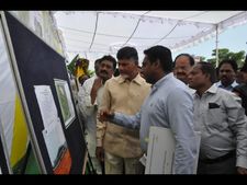 2004లో తెలంగాణ ఇస్తామని: హోదాపై వెంకయ్య కౌంటర్, అడగ్గానే ఇచ్చాం: సినిమాపై బాబు