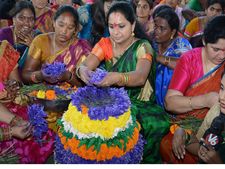 బంగారు తెలంగాణకు టైం పడుతుంది: బతుకమ్మ వేడుకల్లో కవిత
