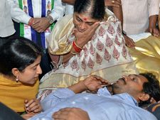 జగన్ దీక్ష భగ్నం: ఆస్పత్రిలో ఫ్లూయిడ్స్ ఎక్కిస్తున్న వైద్యులు