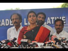  చంద్రబాబు చిన్న మెదడు చితికింది, దొంగదారిన జగన్‌ను తీసికెళ్లారు: రోజా 